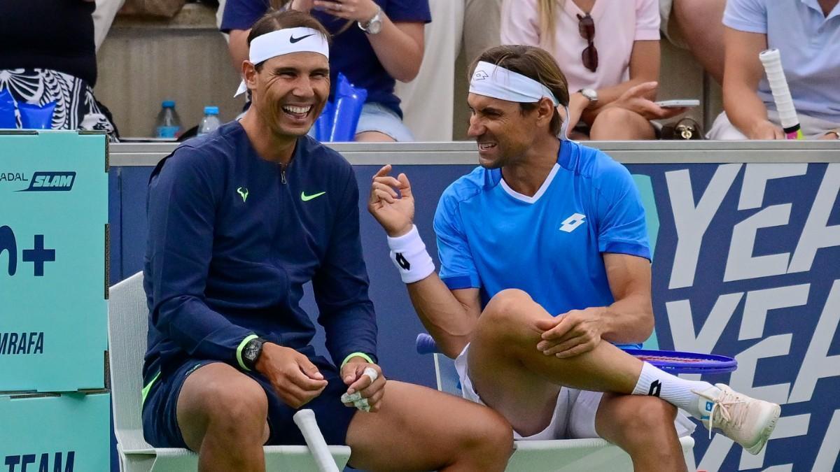 Rafa Nadal y David Ferrer, bromeando en el banquillo