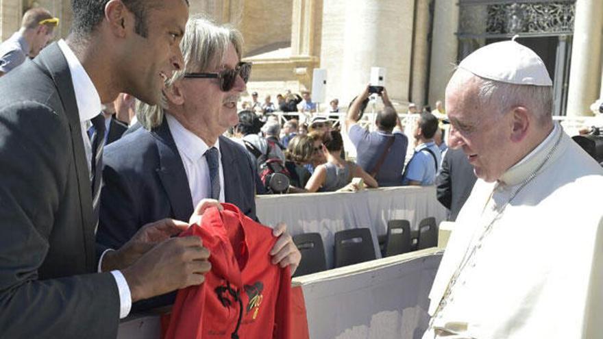 El Papa recibe una camiseta del centenario del Mallorca