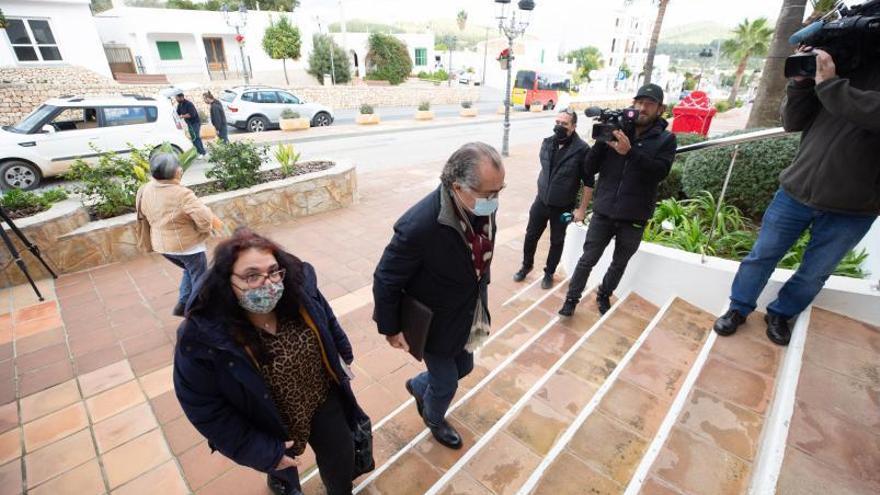 Hernández y el abogado Juan Nadal llegan a la reunión. | V. MARÍ