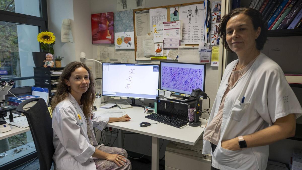 Elena Prados y Antonia Obrador en uno de los laboratorios del Hospital Universitario Son Espases.