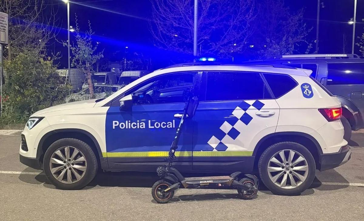 El patinet amb el qual circulaven els dos menors quan els va aturar la Policia Local de Martorell