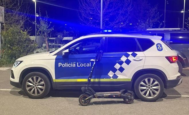 El patinet amb el qual circulaven els dos menors quan els va aturar la Policia Local de Martorell