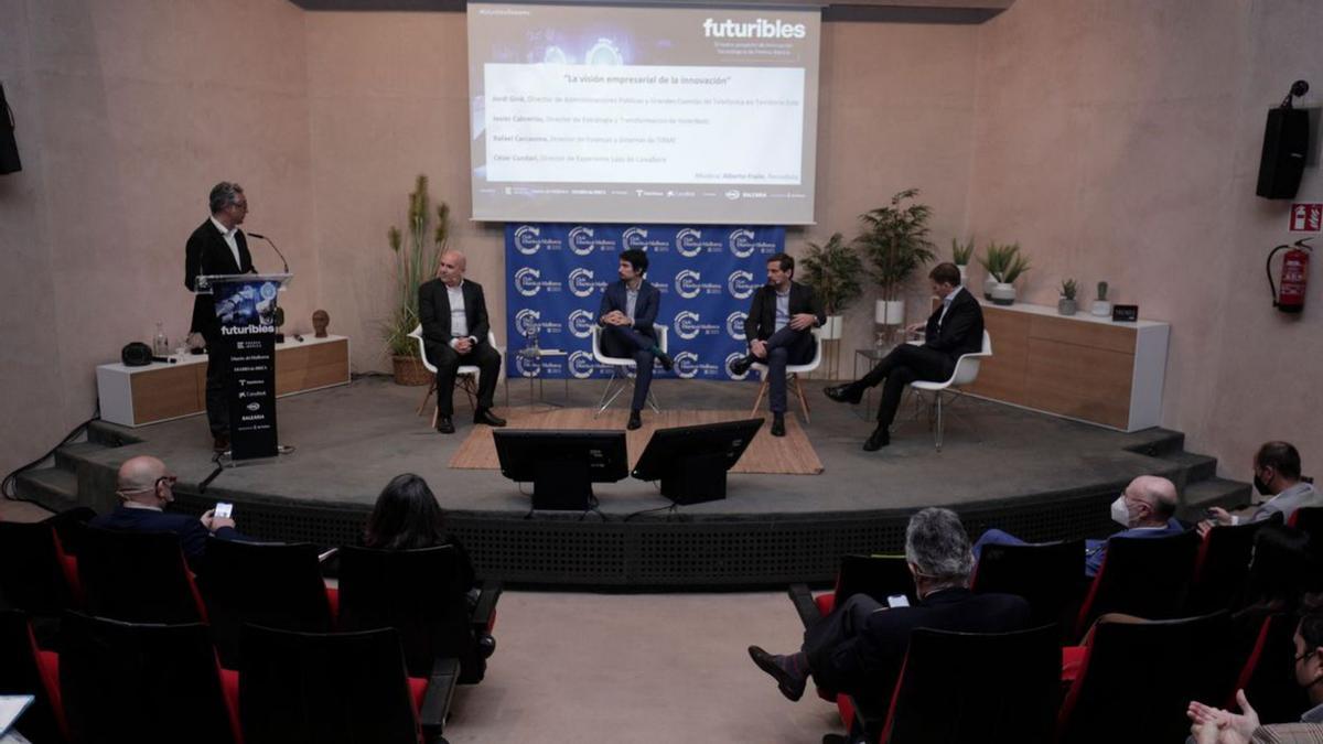 Jordi Giné, Javier Cabrerizo, Rafael Carcasona y César Cundari, durante el debate sobre la visión empresarial de la innovación moderado por Alberto Fraile.  | M.MIELNIEZUK