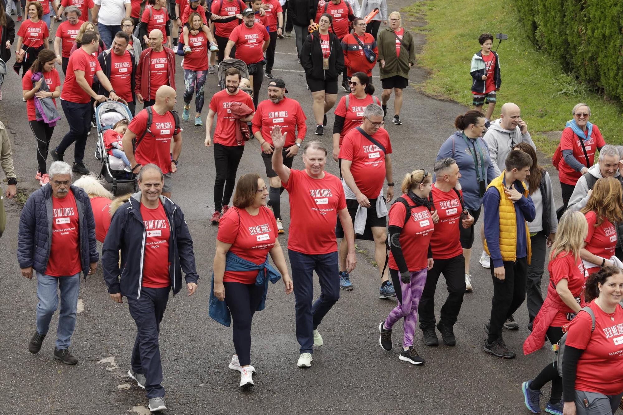 Así fue la marcha solidaria de Cruz Roja en Gijón (en imágenes)