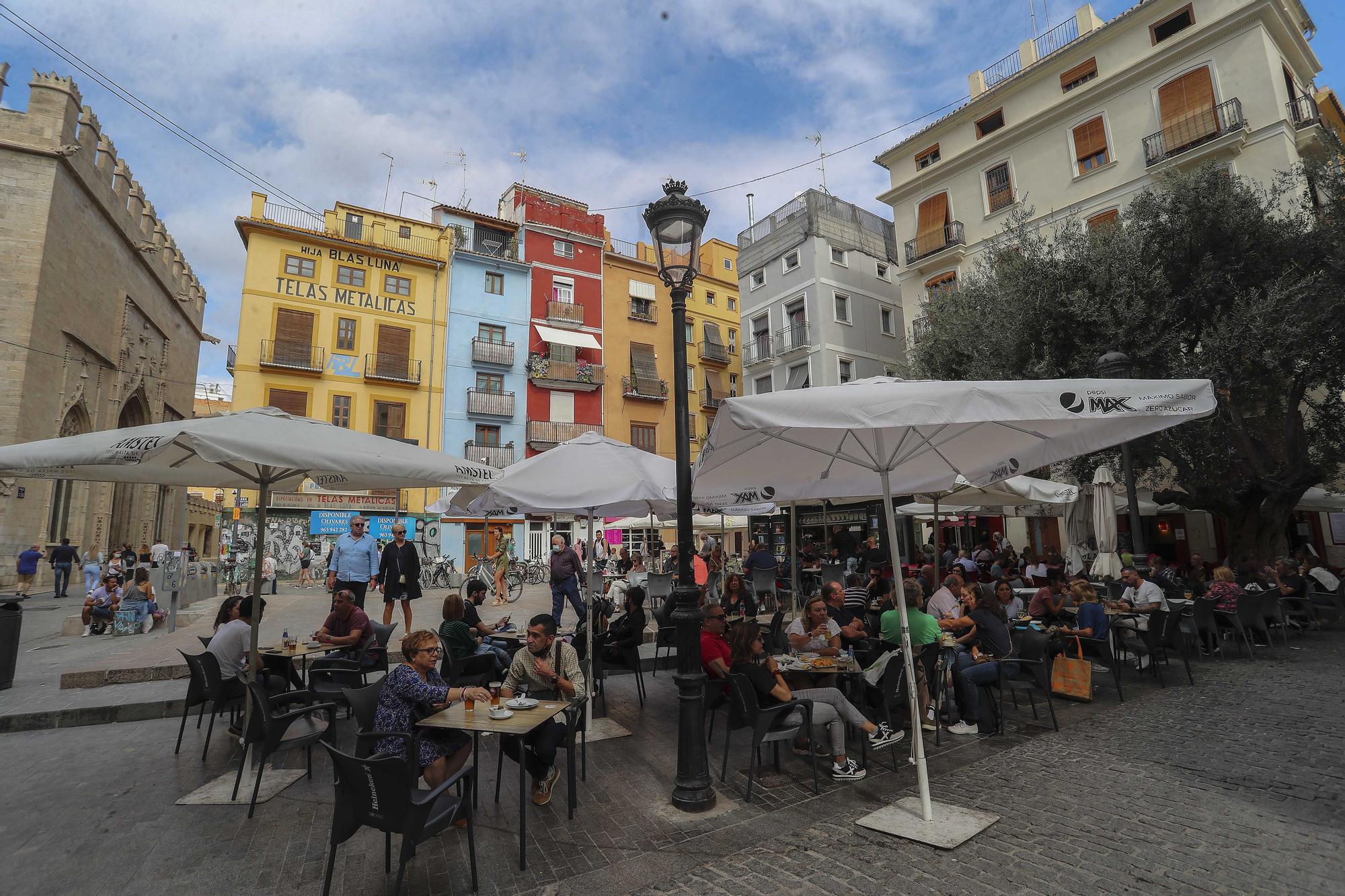 Los bares y las calles valencianas recuperan la efervescencia el 9 d'Octubre