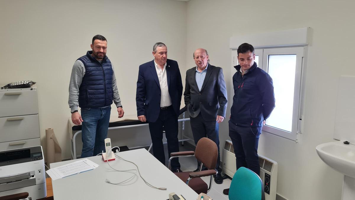 El presidente de la Diputación con el alcalde de Peleas de Abajo y otros representantes visitan el consultorio