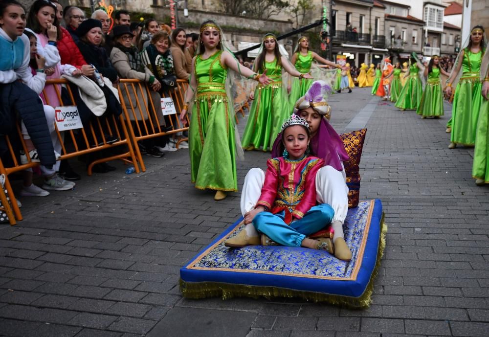 El desfile de Carnaval inunda de gente, color y humor el centro de Pontevedra