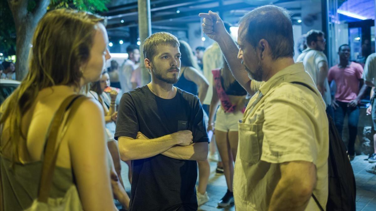 El coordinador de mediadores Chema Montorio, a la derecha, charla con dos jóvenes en Castelldefels. El coordinador de mediadores Chema Montorio, a la derecha, charla con dos jóvenes en Castelldefels.