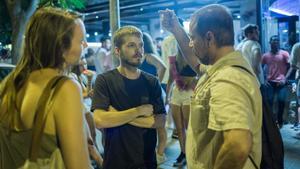 El coordinador de mediadores Chema Montorio, a la derecha, charla con dos jóvenes en Castelldefels.