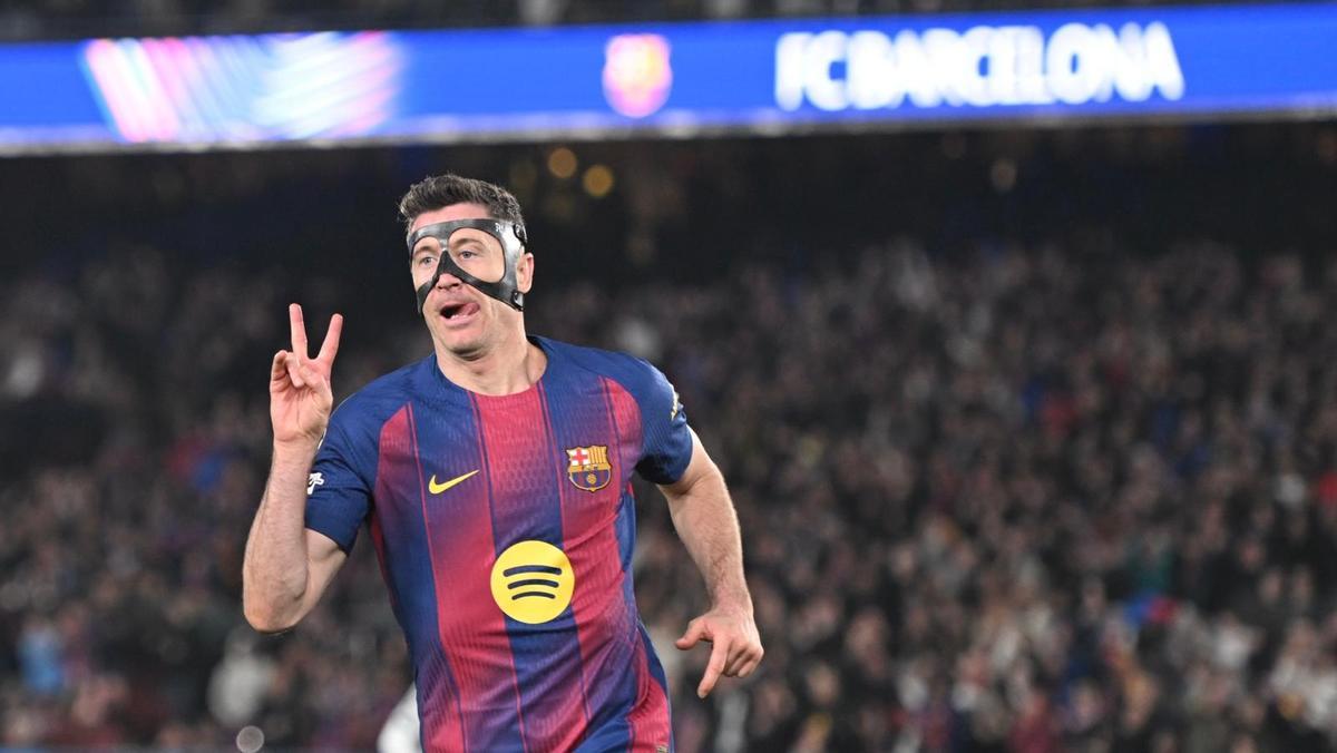 Lewandowski marca el dos, como los dos goles que marcó al Newcastle.