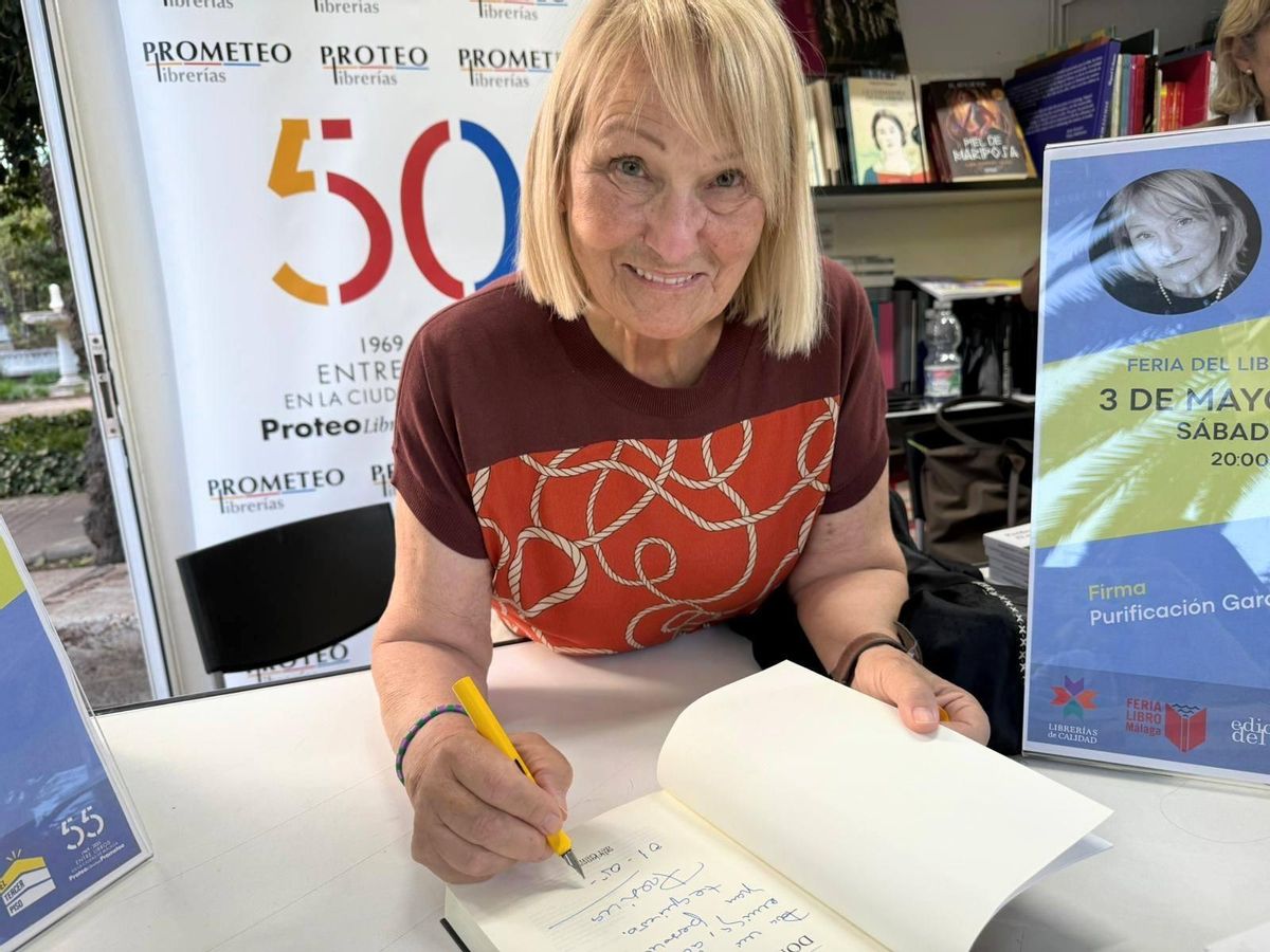 Presina Pereiro firma ejemplares de su nueva novela, en la Feria del Libro de Málaga.