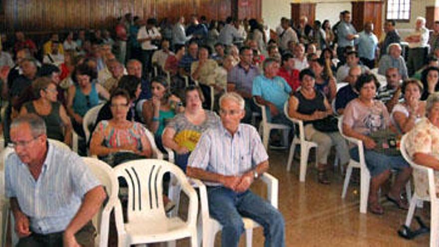 Participantes en la constitución de la plataforma ciudadana contra la tercera pista de Gando, ayer, en la Sociedad de Carrizal. i I. DEL ROSARIO