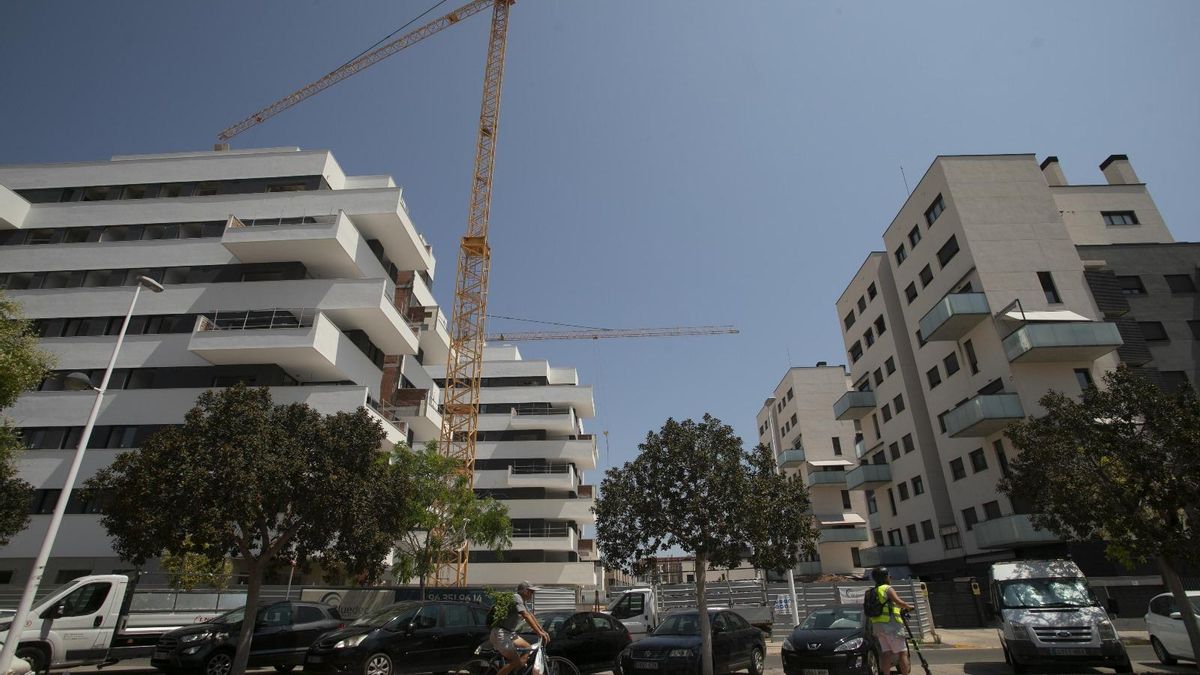 Finca en obras junto a otra en el Port de Sagunt.