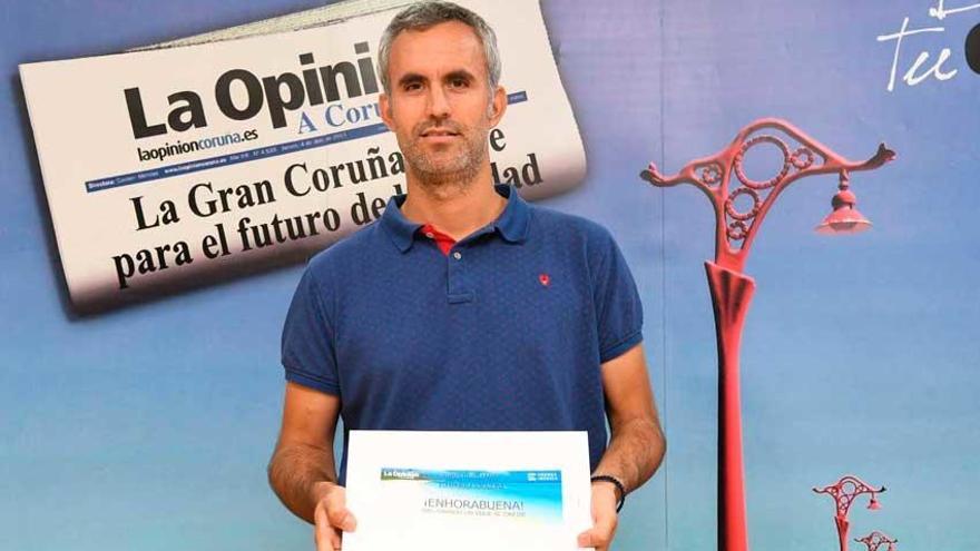 David Rodríguez Alonso con su premio en LA OPINIÓN.