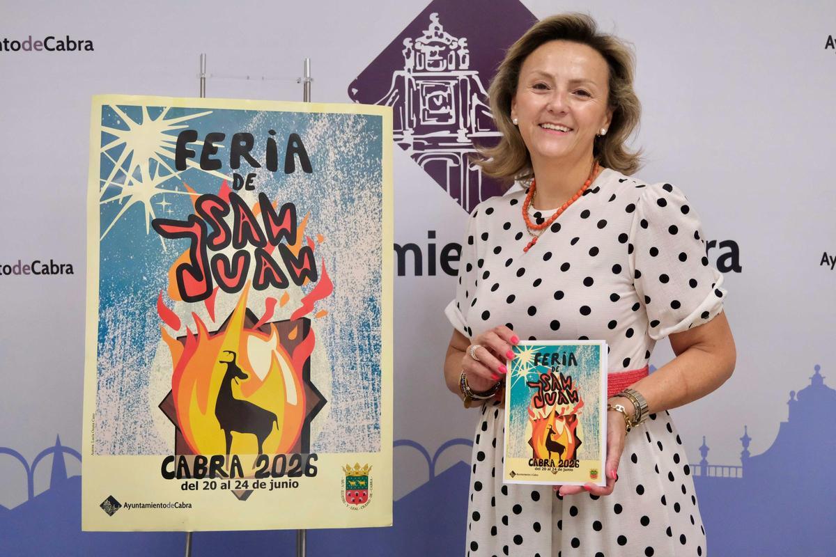 Rosi Lama posa con el cartel de las fiestas de San Juan de Cabra.