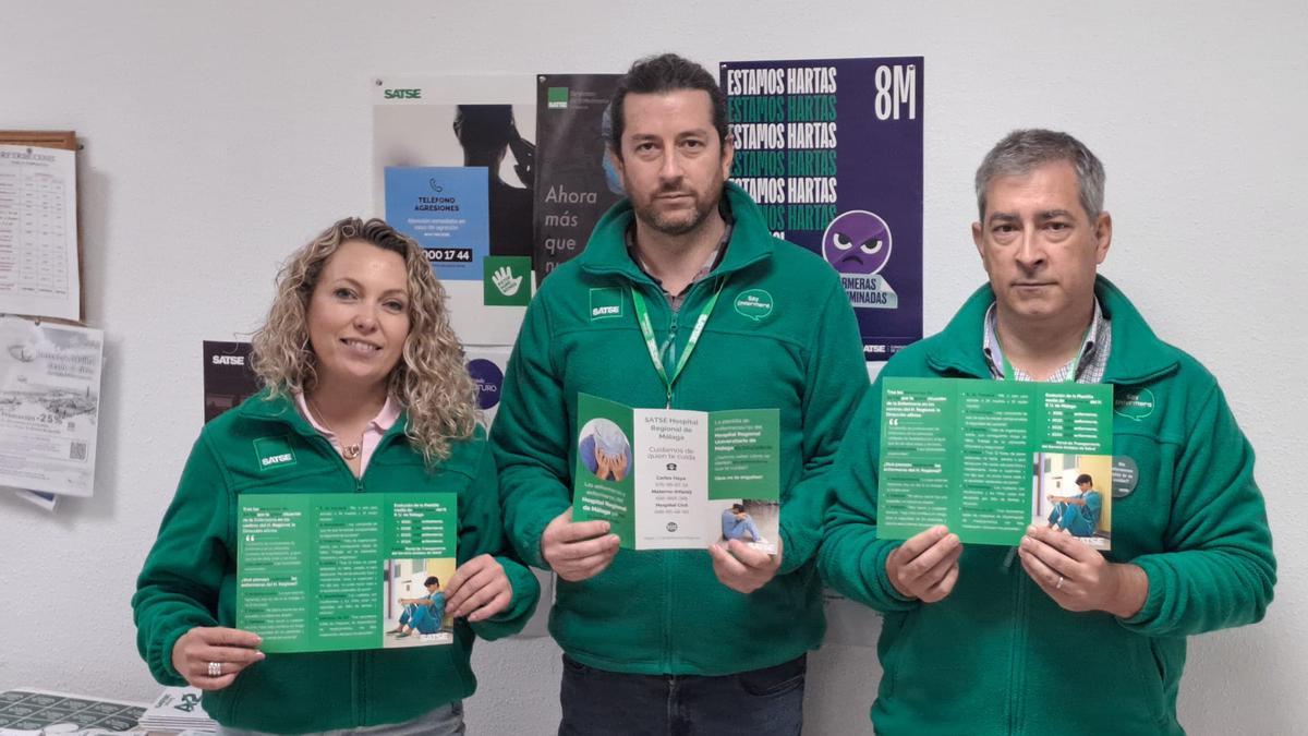 Miembros del sindicato sostienen los trípticos que repartirán a los pacientes a partir del próximo lunes