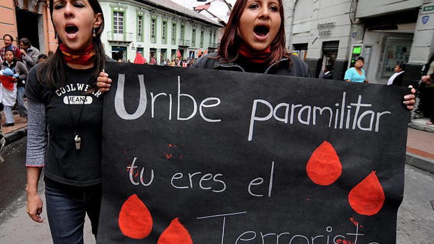 Imagen de archivo de dos mujeres participando en una manifestación en Quito en contra de la violencia en Colombia.