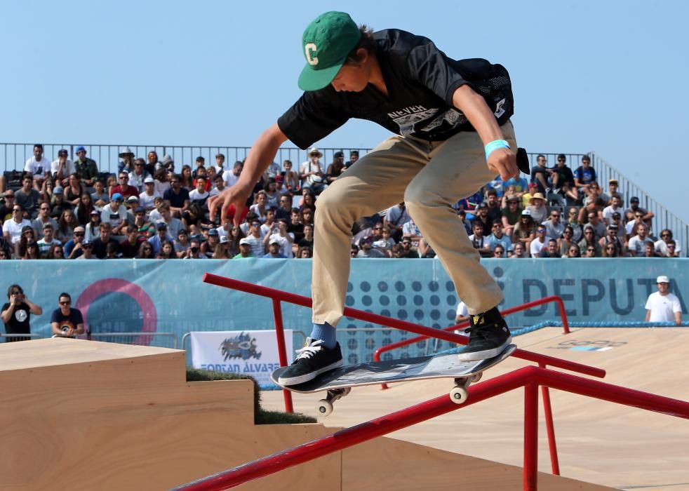 El festival de deportes urbanos atrajo ayer a As Avenidas a miles de personas para presenciar las espectaculares actuaciones de los participantes en pruebas de skate, bicicleta y motocross