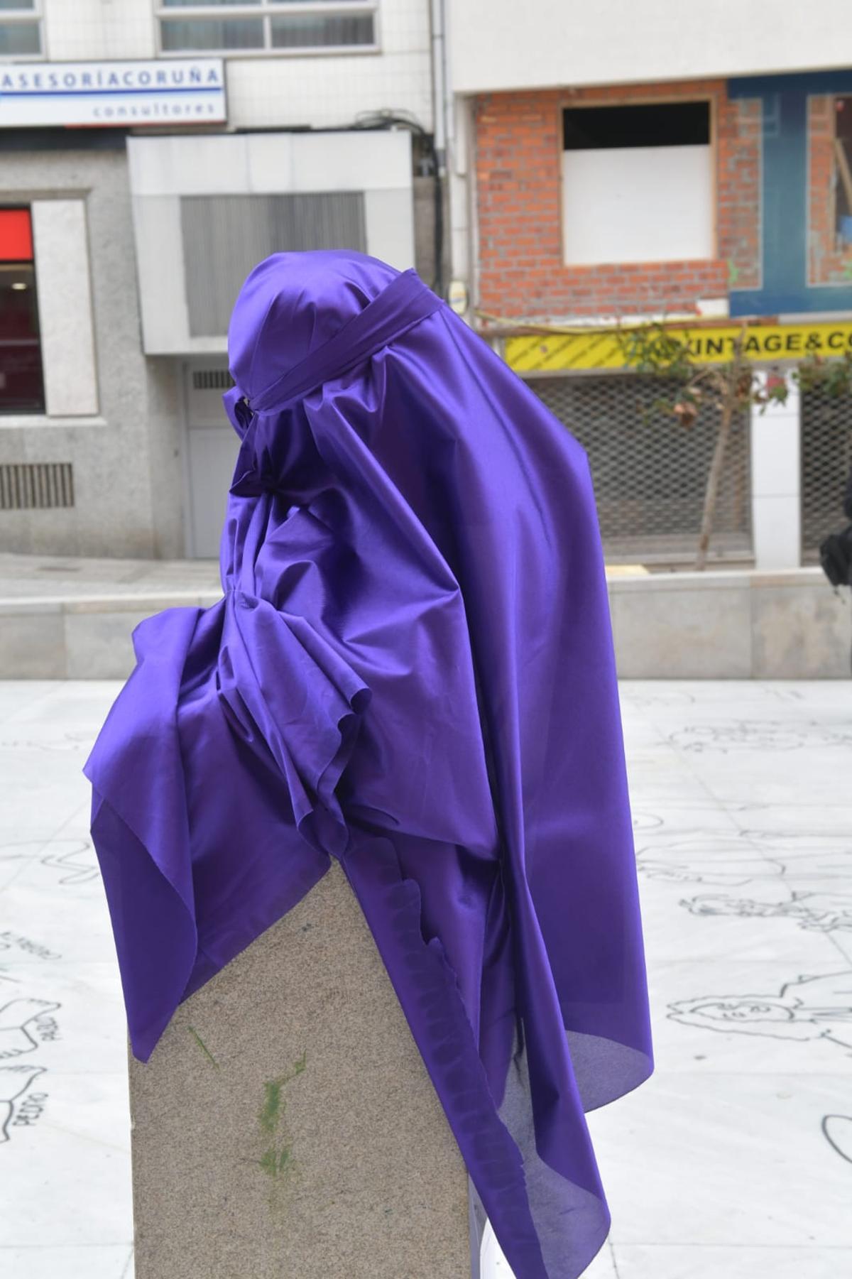 Burkas reivindicativos en la plaza del Humor de A Coruña.