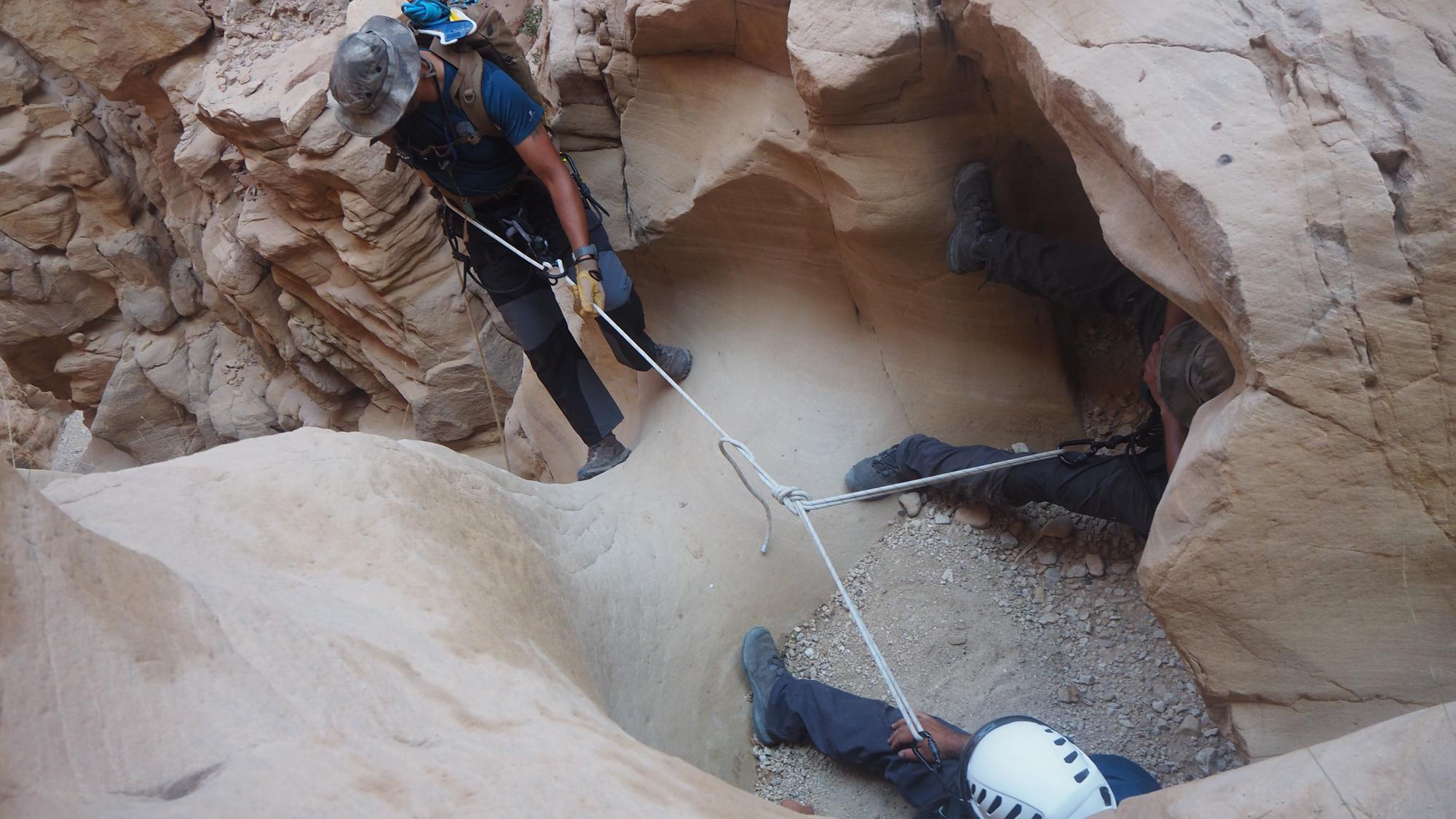 El equipo de investigación entra en una cueva.