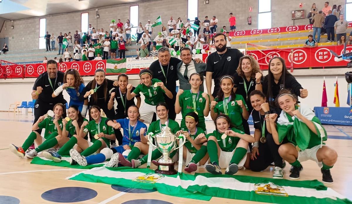 La selección andaluza celebra la conquista del título nacional infantil.