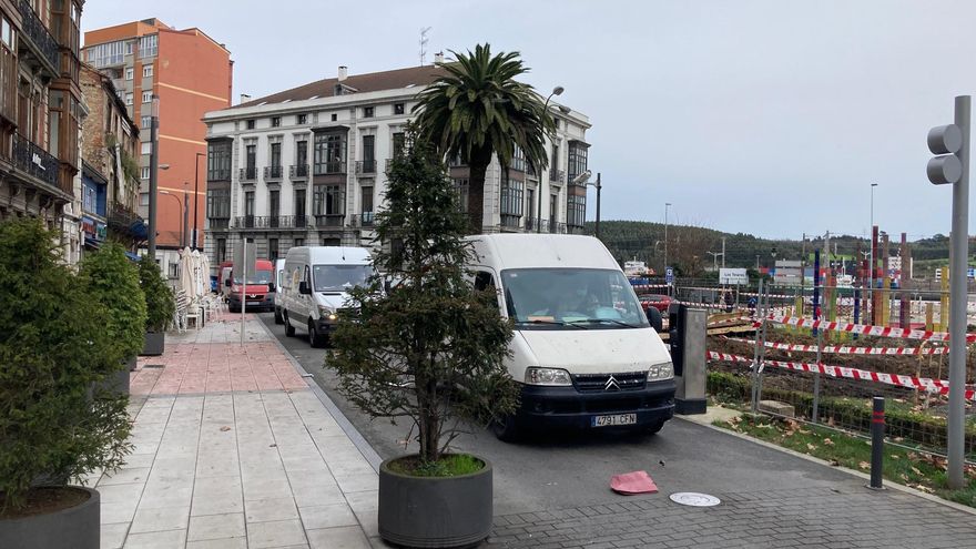 La rigidez horaria del bolardo del Muelle origina un &quot;tapón&quot; de furgonetas al término del mercado semanal