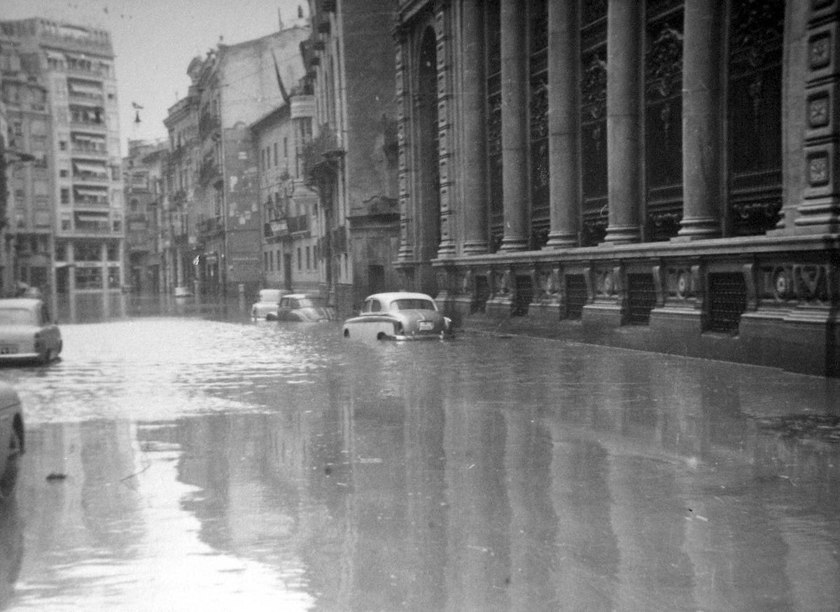 Foto de la calle Pintor Sorolla inundada hecha por Fernando Verdú el 14 de octubre de 1957.