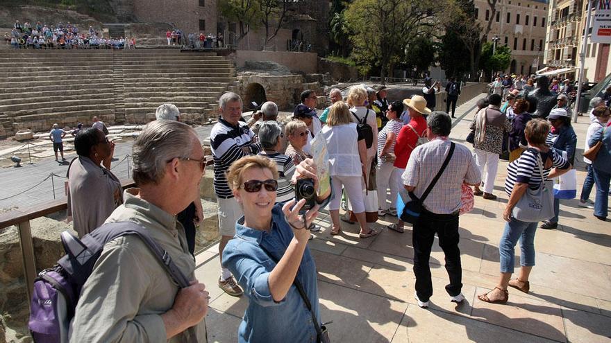 Un grupo de turistas en Málaga capital.