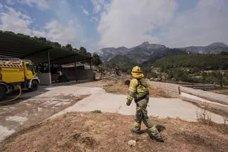 Fuego en Baix Ebre. Los bomberos trabajan en el incendio forestal en Paüls, Tarragona, este martes.