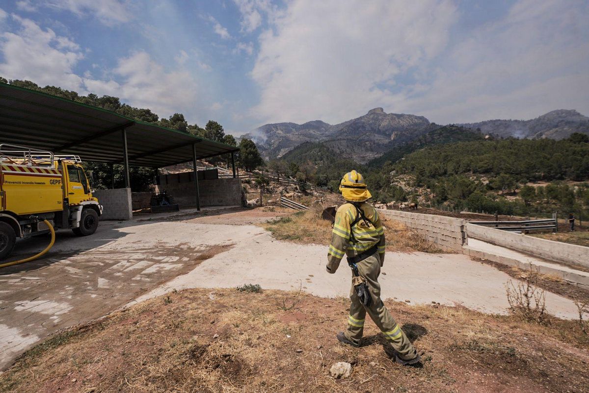 Fuego en Baix Ebre. Los bomberos trabajan en el incendio forestal en Paüls, Tarragona, este martes.