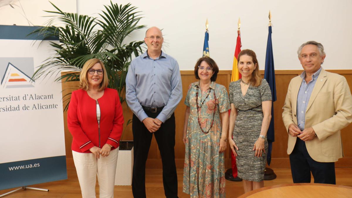 Foto de equipo tras la firma del convenio