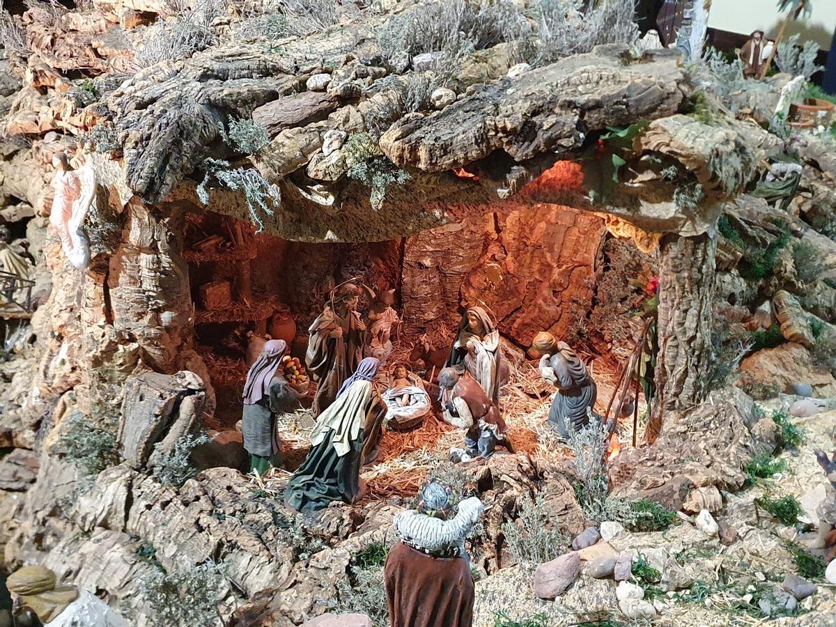 Escena del portal con la Adoración de los Pastores.