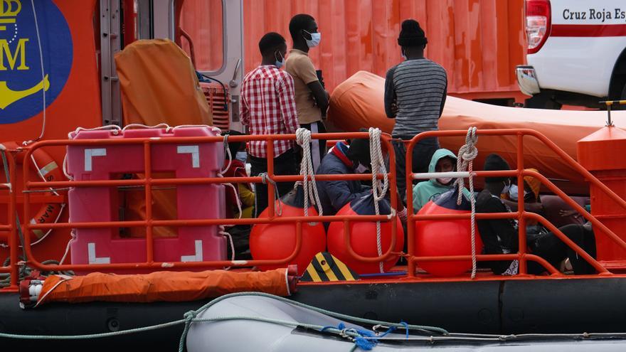 Rescatan a 56 migrantes a bordo de una patera en aguas de Fuerteventura
