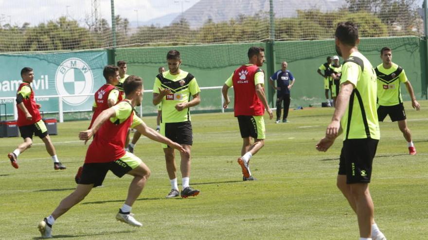 Los jugadores del Elche, durante el entrenamiento de este miércoles