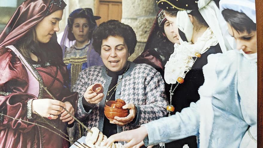 Una imagen de aquella primera edición, con Rosa Álvarez dando indicaciones a las alumnas del 1º de marzo que vendían sus rosquillas en los soportales de la plaza Pedro de Castro. // V. Montejano