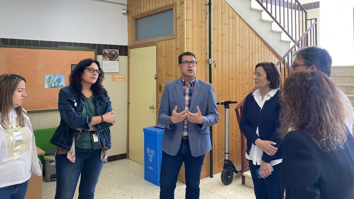 Victor Garcia se reunió con el equipo directivo del colegio y la alcaldesa para evaluar la situación del CEIP Marqués de Benicarló.