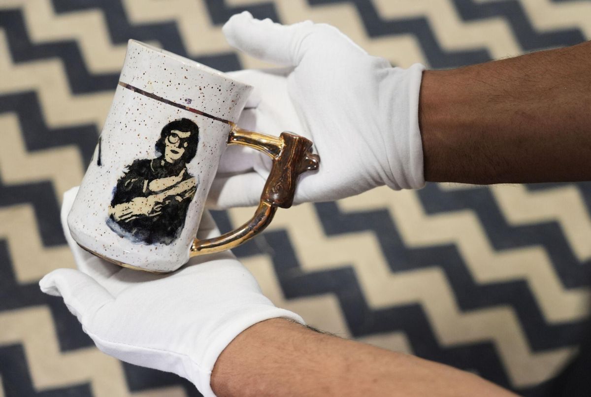 Una taza de café con la mujer del tronco de Twin Peaks fue subastada por 11.700 dólares,