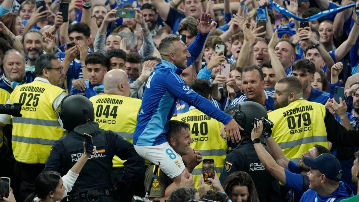 Cazorla, en la celebración del ascenso del Oviedo