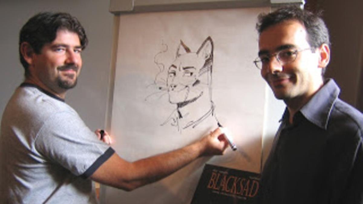 Juan Díaz Canales (derecha), con Juanjo Guarnido y la gran creación de ambos, Blacksad.