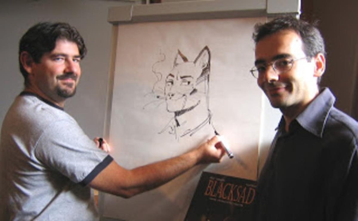 Juan Díaz Canales (derecha), con Juanjo Guarnido y la gran creación de ambos, Blacksad.