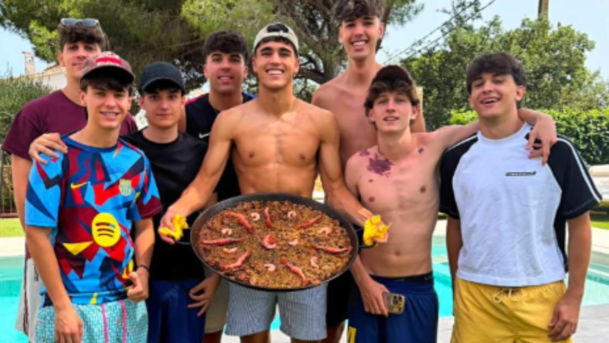 Pau Cubarsí disfrutó de unas vacaciones con los amigos de toda la vida tras ganar el Mundial.