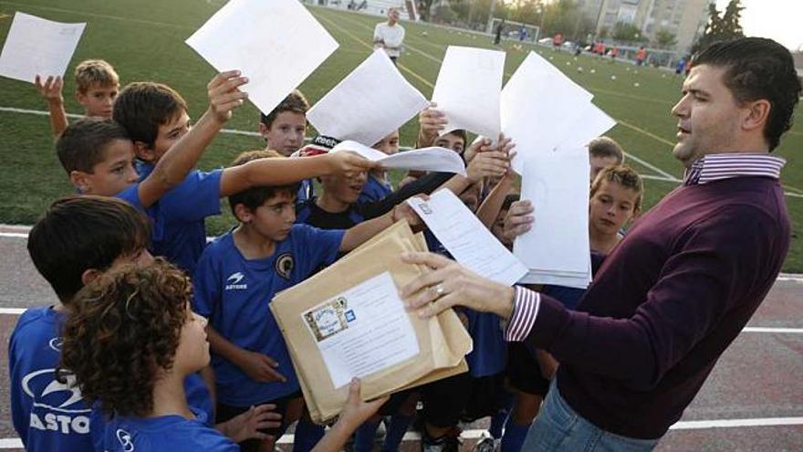 Nicolás López, gerente de la Fundación, recoge las cartas que los niños alicantinos han escritos a los bolivianos