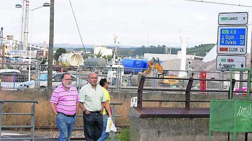 José Luis Alonso Bobes, a la izuierda, junto a Felipe Llanes, en Avilés, con las instalaciones de la planta de Arcelor-Mittal al fondo.