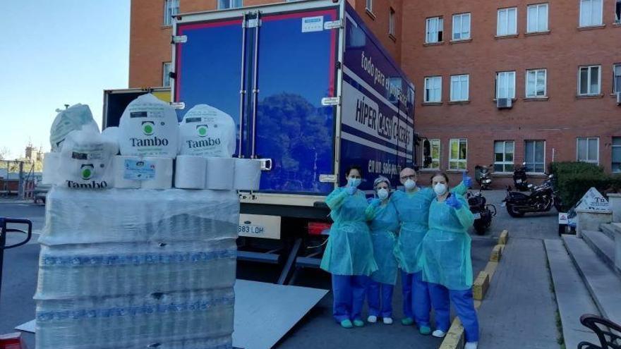 Supermercados Tambo entrega material al hospital de Cáceres
