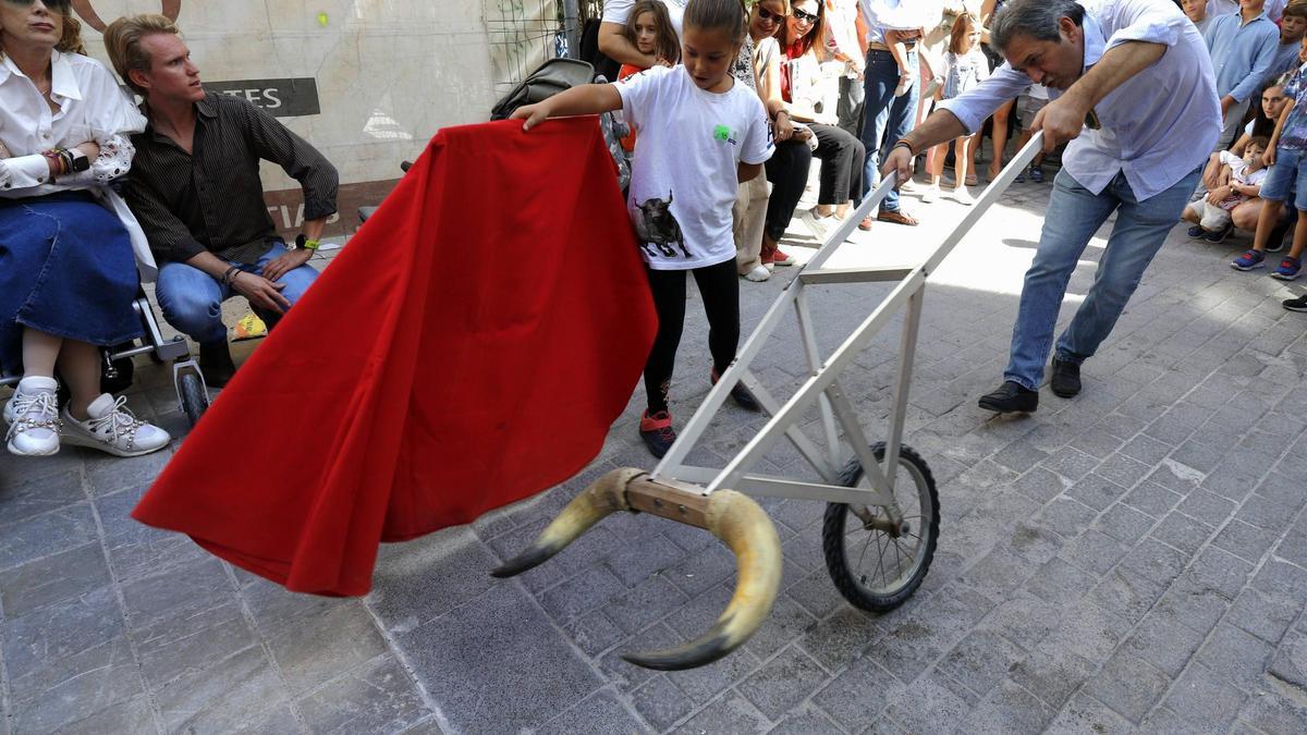 Vicente Barrera da clases de iniciación al toreo a niños tras el encierro infantil simulado en València.