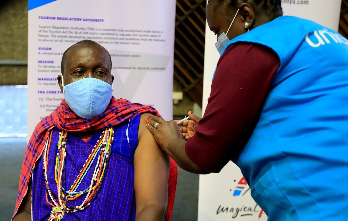 Una sanitaria de Covax inocula con Astrazeneca en Nairobi. Una sanitaria de Covax inocula con Astrazeneca en Nairobi.