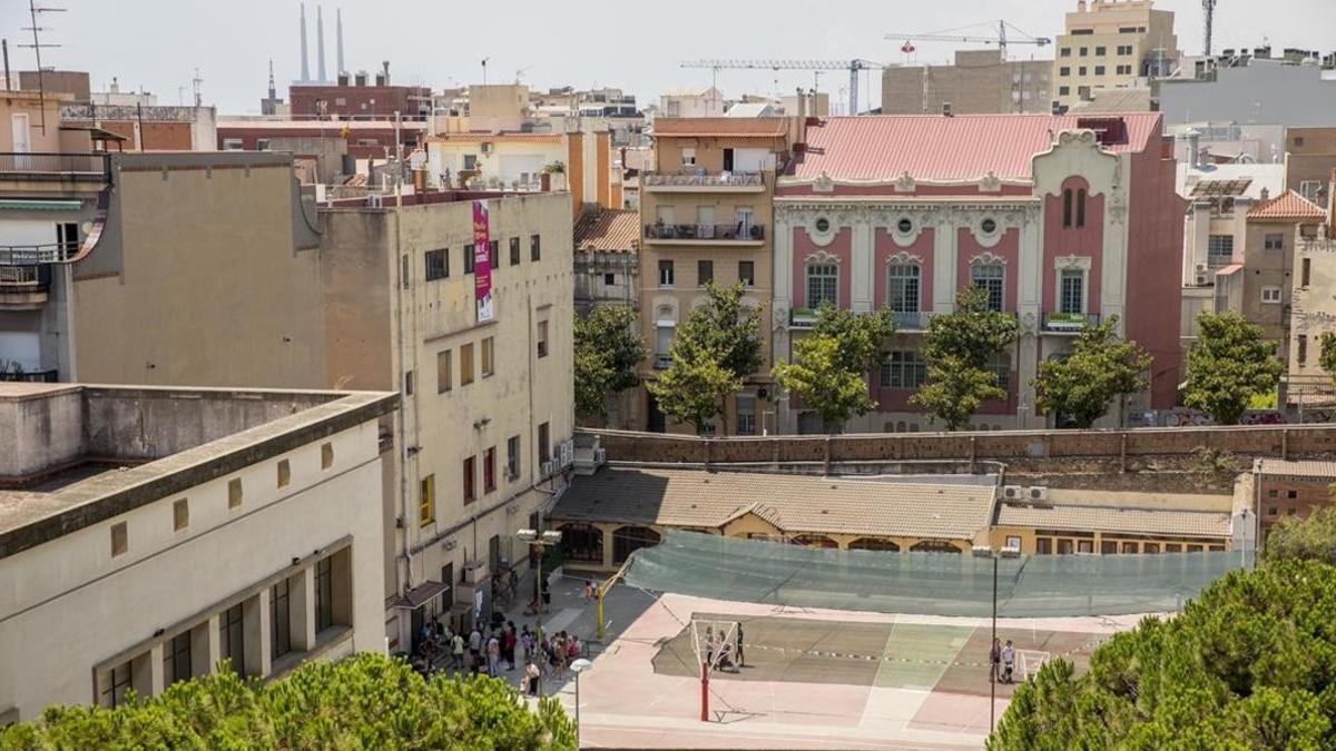 Escuela de los Maristas vista desde el Ayuntamiento de Badalona.