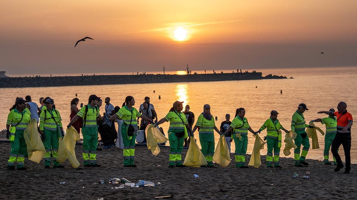 Limpieza de las playas de Barcelona tras la verbena de Sant Joan 2025