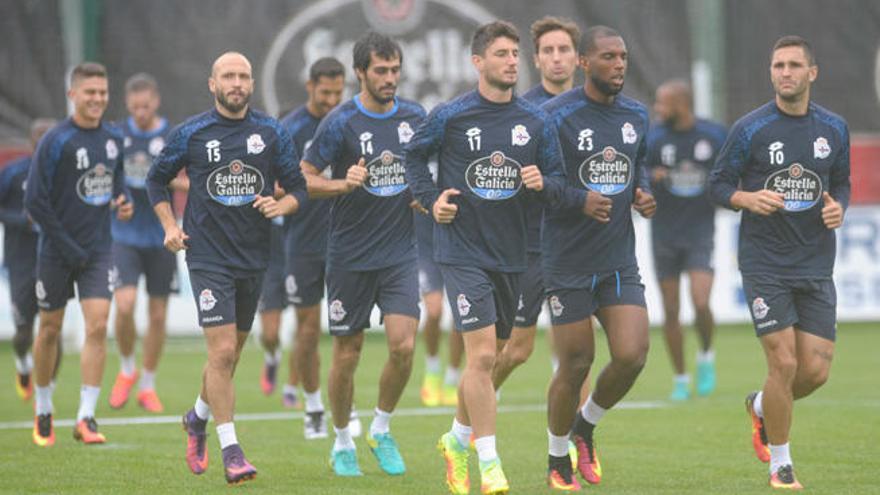 Borja Valle, Florin Andone y Ryan Babel, al frente del grupo durante el calentamiento de ayer en Abegondo.