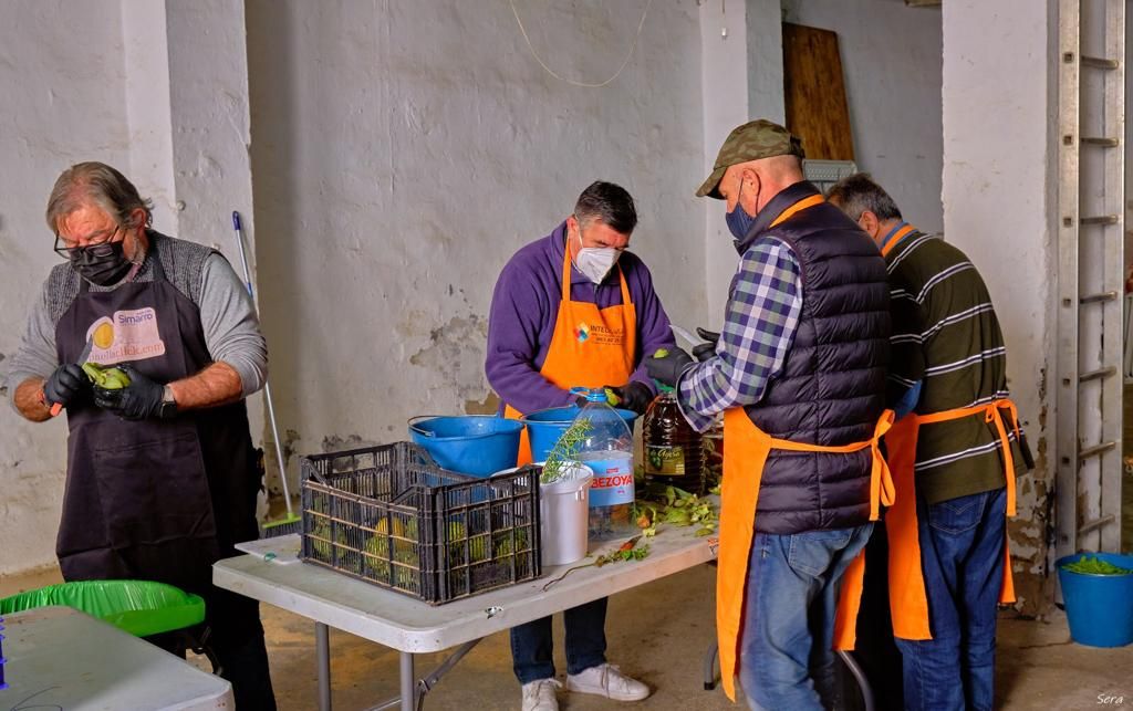 Preparatius dels arrossos amb carxofa.